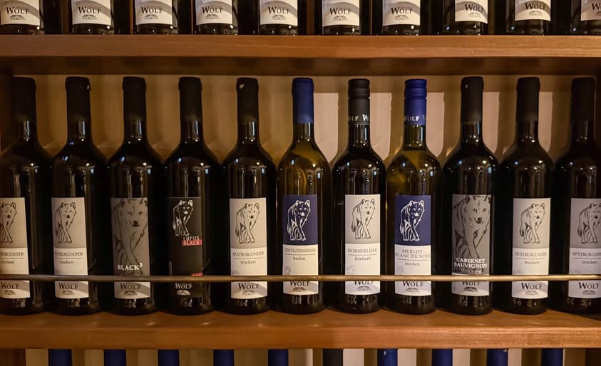 Weingut Wolfi veinid Weinstube veiniriiulis