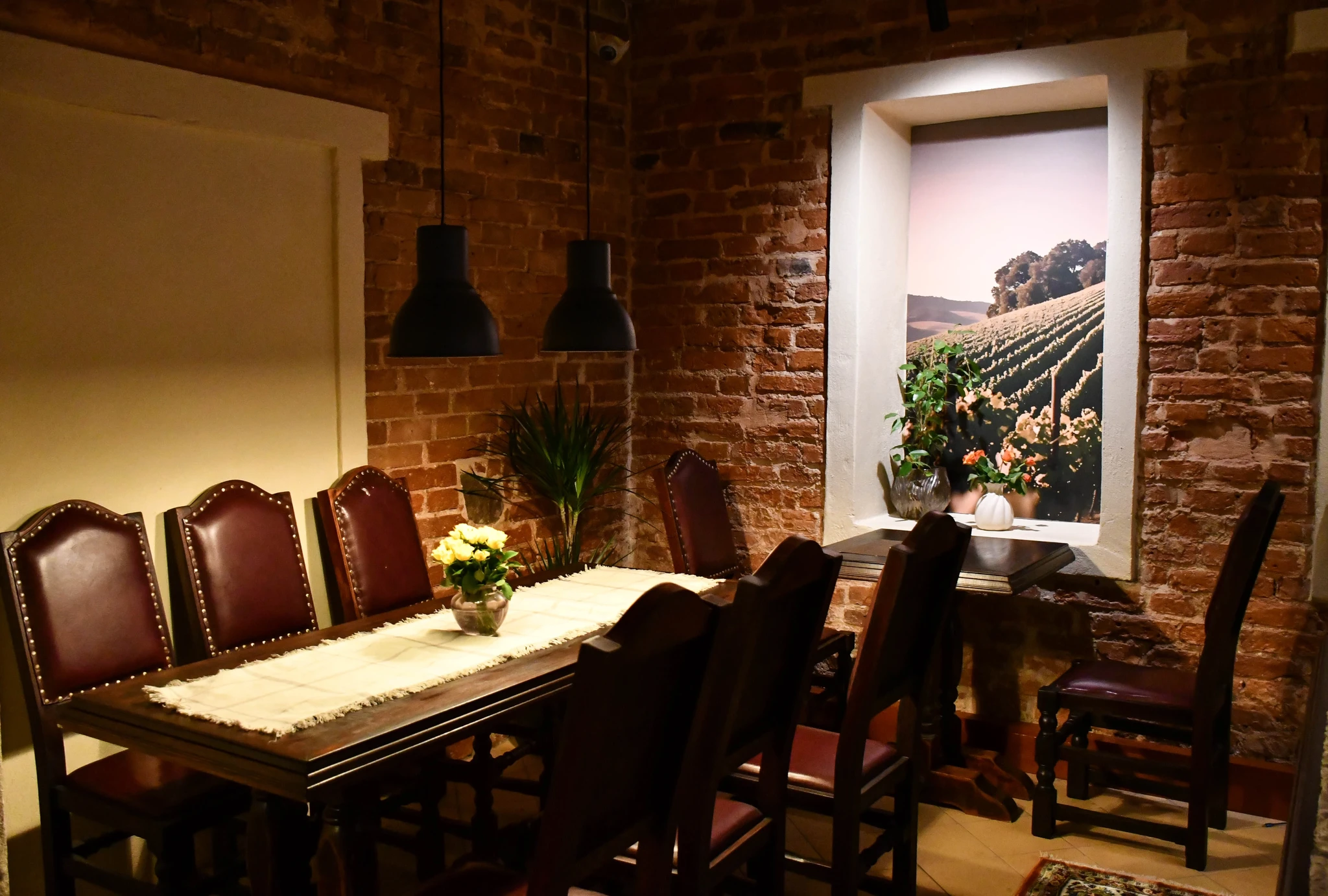 Hubane laud Weinstube telliskiviseintega restoranisaalis