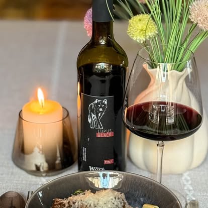 Weingut Wolfi punane vein ja küünlavalgus Weinstubes