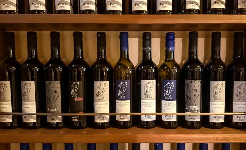 Weingut Wolfi veinid Weinstube veiniriiulis